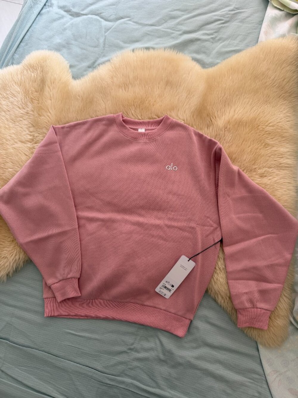 NWT Alo Yoga Accolade Crew Pullover & Short Set Vintage Pink S 🎒✨ BTS - Picture 2 of 16